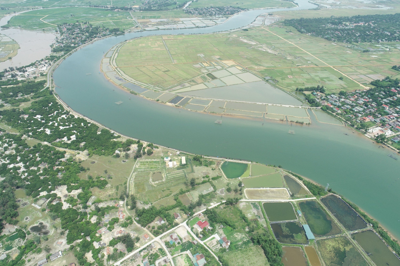 S&ocirc;ng Sa Lung kh&ocirc;ng d&agrave;i, chừng 60 km nhưng cũng đủ d&aacute;ng h&igrave;nh rồng mẹ uốn lượn mềm mại qua v&ugrave;ng rừng n&uacute;i rồi xu&ocirc;i về v&ugrave;ng đồng l&uacute;a tốt tươi - Ảnh: V&otilde; Minh Ho&agrave;n